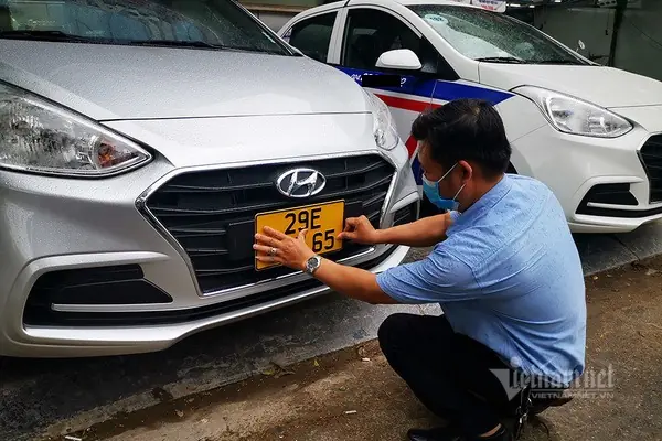 Chạy taxi nhưng lắp tạm biển trắng về quê cho đỡ 'phèn' liệu có bị ph:ạt?