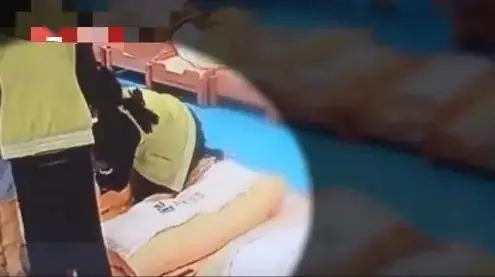 Bé 4t tuv0g sau giấc ngủ trưa ở trường, bố mẹ ngã quỵ khi xem camera giám sát