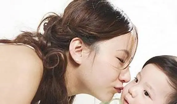 Bé trai 2 tuổi bị người nhà thơm gây viêm màng não, bác sĩ cảnh báo 3 kiểu người chớ nên hôn trẻ