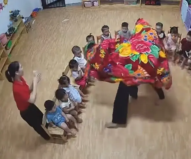 Cô giáo mầm non biểu diễn văn nghệ Trung thu "cây nhà lá vườn", 16 nhóc tì "đứng hình" không ai dám vỗ tay