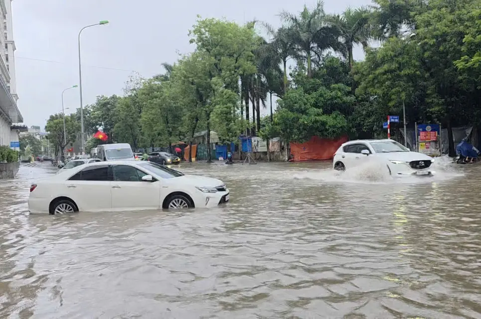 Cập nhật 69 điểm ngập úng ở Hà Nội sáng 7/10
