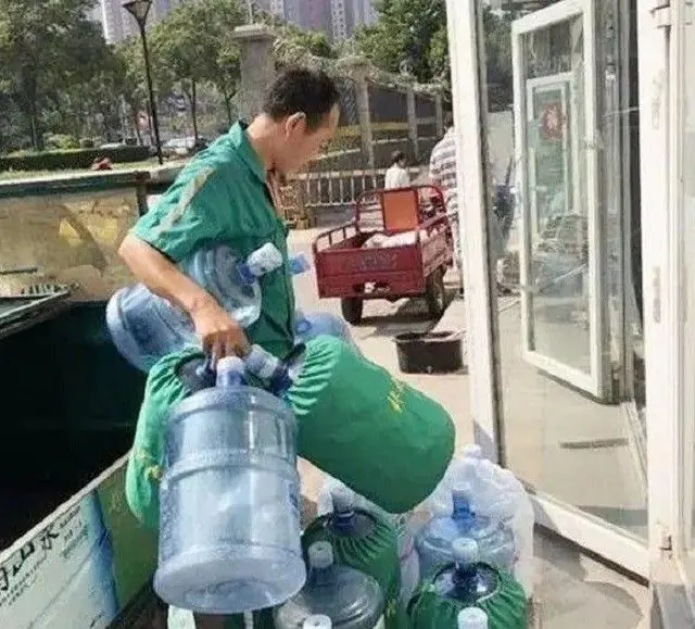 Con gái 9t nói trong bụng có em bé, ông bố vội đưa đi khám, nhận kết quả liền òa khóc