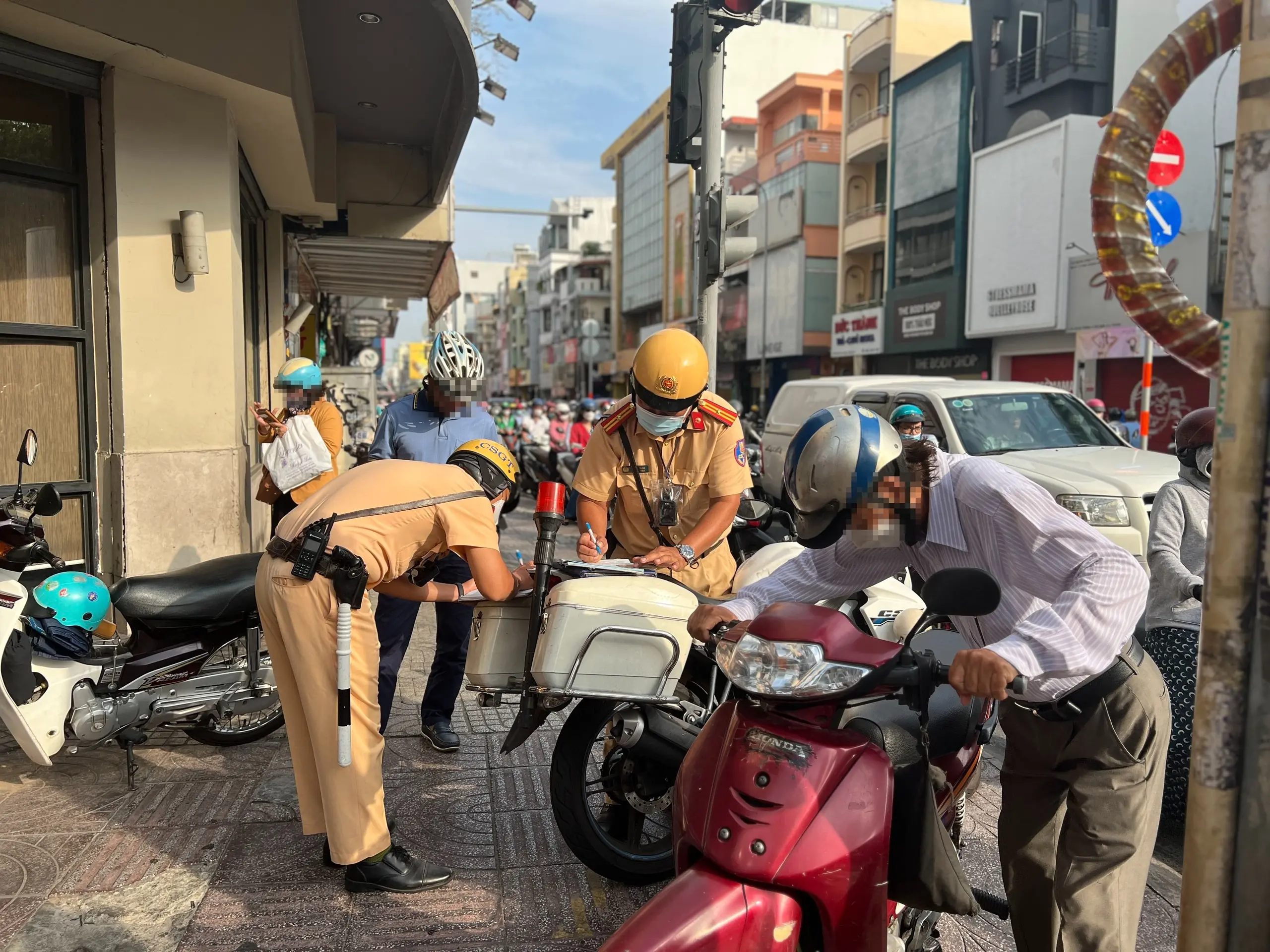 Mức ph:ạt lỗi đỗ xe trên vỉa hè với xe máy, ô tô mới nhất 2025