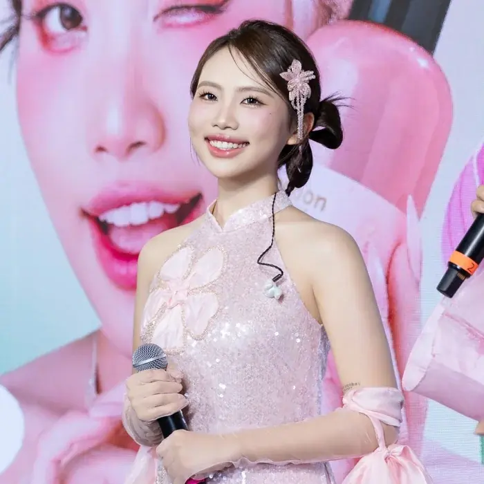 Phương Mỹ Chi bất ngờ gặp sự cố trang phục