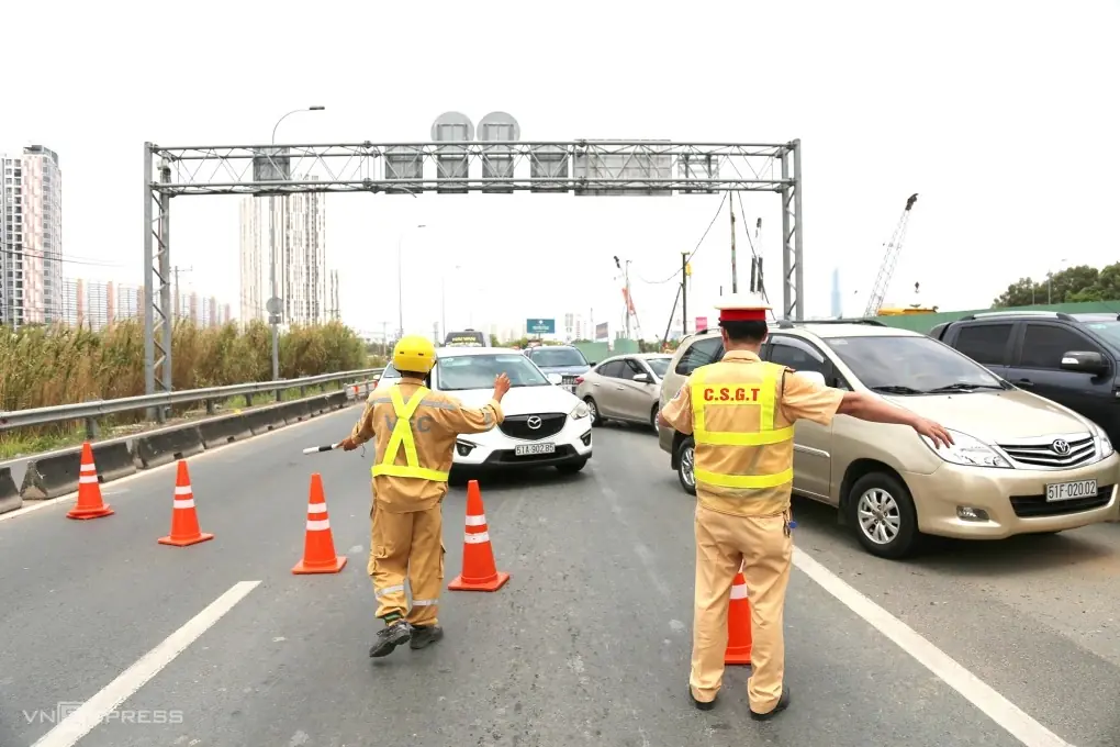 Dừng ôtô trên cao tốc không bật đèn khẩn cấp bị ph:ạt 12-14 triệu đồng