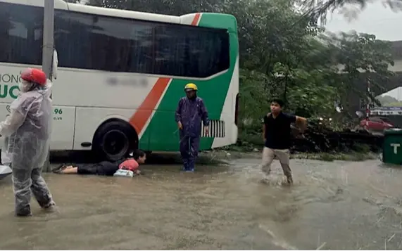 Phát hiện điểm rò điện khiến nhiều người bị gi:ật trong mưa ngập