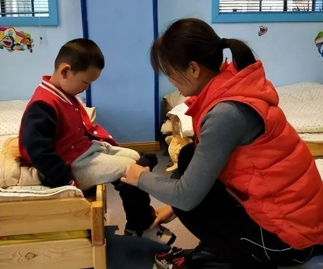 Thay đồ cho học sinh, cô giáo sốc khi thấy một thứ rơi ra từ túi quần bé, hiệu trưởng lập tức gọi phụ huynh