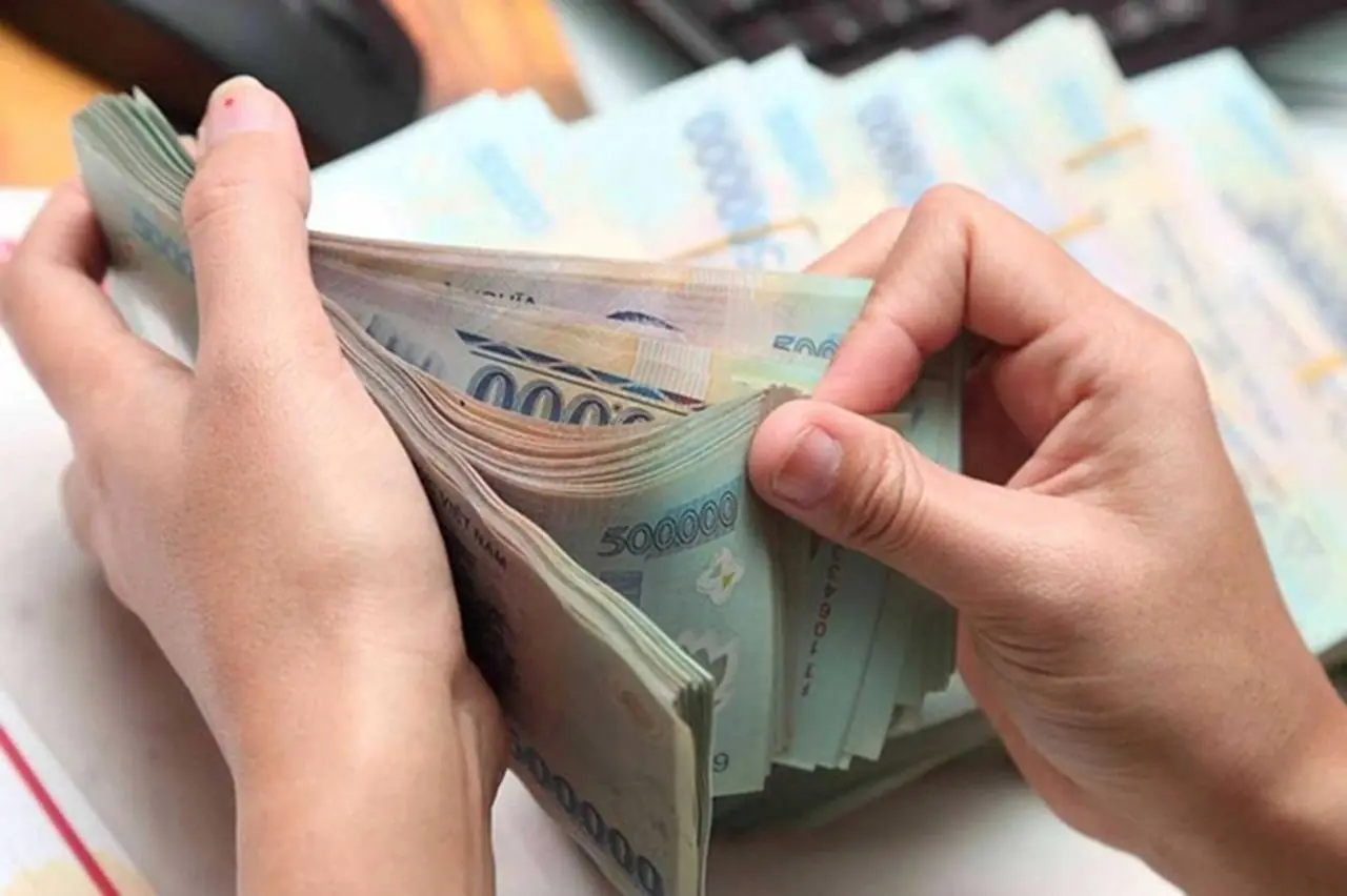 Cán bộ, công chức đủ tuổi nghỉ hưu được hưởng lương hưu, trợ cấp đến 24 tháng lương