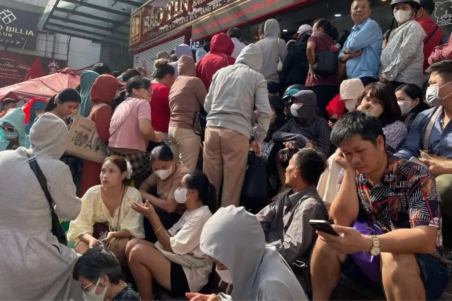Giá vàng tăng nóng kỷ lục: Người dân xếp hàng chen chân chỉ để mua được 2 chỉ