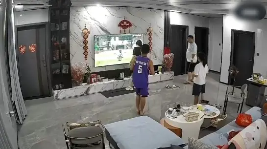 Clip chồng đ*nh con gái riêng của vợ tanbao, trích xuất camera phòng khách gây p:h:ẫn n:ộ