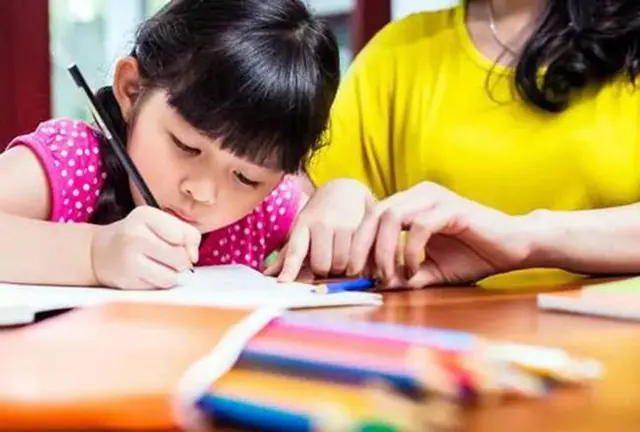 Con gái 7 tuổi mê vẽ rắn còn đoạt cả giải thưởng, bố mẹ tự hào nhưng cô giáo xem xong lập tức cau mày: "Báo cảnh sát đi!"