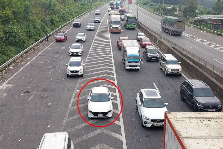 Xe ô tô đè vạch xương cá bị ph:ạt bao nhiêu tiền?