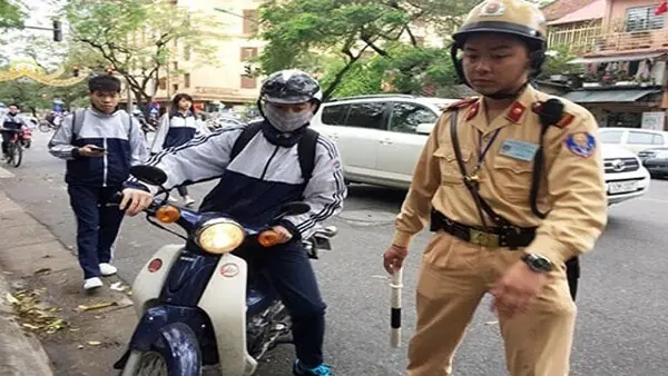 Lớp 10 được đi xe 50cc không? Đi xe máy khi chưa đủ tuổi bị ph:ạt bao nhiêu?