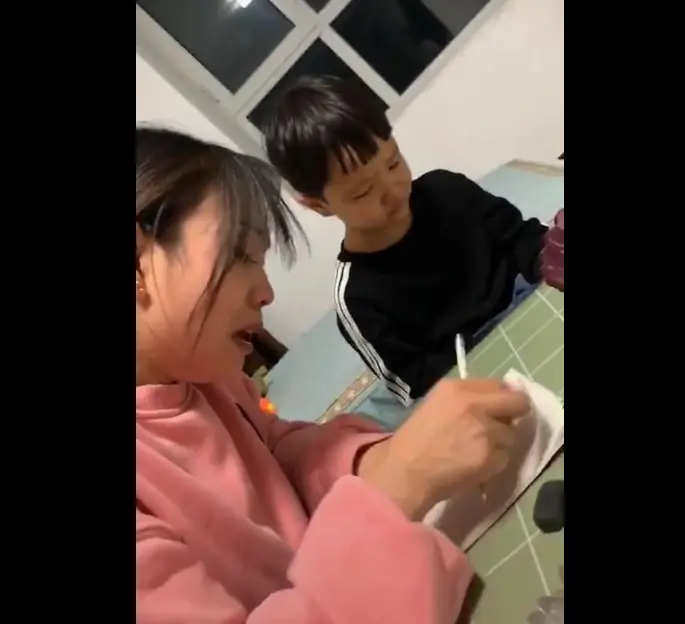 Cậu bé làm phép tính "11-4=7" bị gạch sai, mẹ lên kiện cô giáo thì nhận về cái kết đắng: "Cả lớp này mỗi con chị sai thôi"