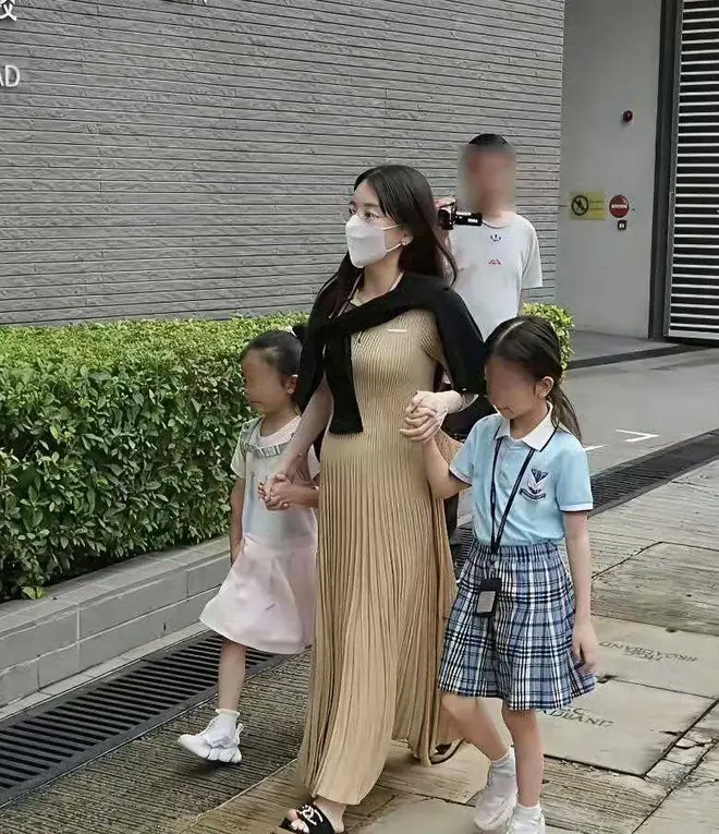 Vợ thiên vương đình đám bị coi như “máy đ:ẻ”, sống tằn tiện vì chồng keo kiệt