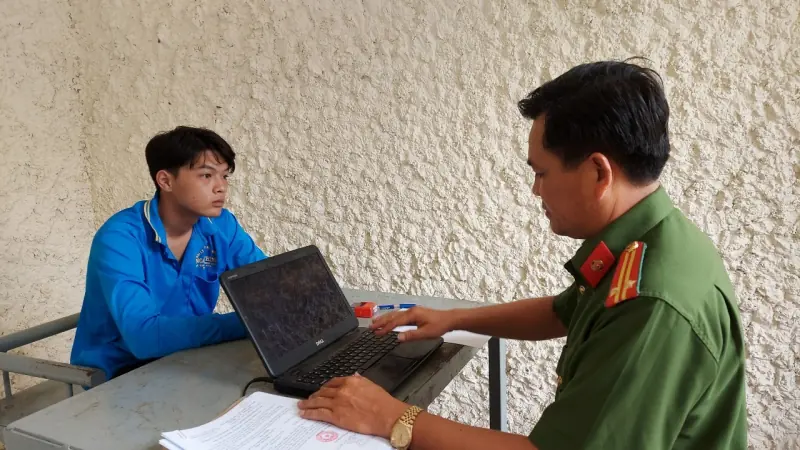 Thanh niên sinh năm 2008 đến tiệm vàng nhờ rút 63 đồng triệu tiền mặt, sau đó chuyển khoản trả lại 63 nghìn: Công an lập tức truy bắt