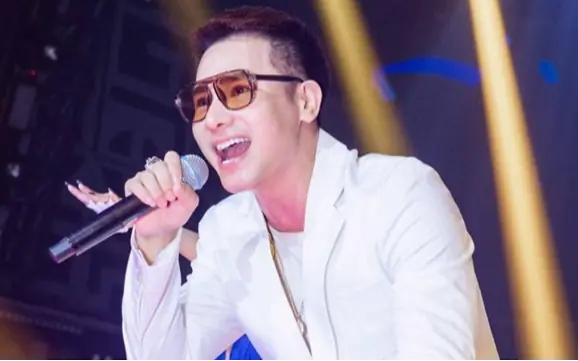 Ca sĩ Chu Bin lại gặp sự cố khi đi diễn khiến khán giả xôn xao