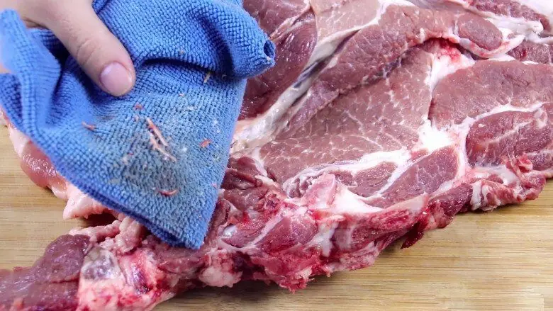 Chiếc khăn bí ẩn của người bán thịt: Họ đang lau gì vậy? 4 sự thật khiến ai cũng ngỡ ngàng👇