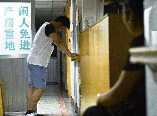 Sản phụ sinh con thứ 2, bên ngoài chỉ có con gái 6 tuổi đang đứng chờ, cô bé nói 1 câu khiến y tá lặng người