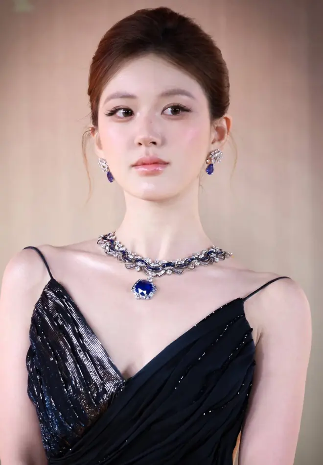 Muôn kiểu phủ nhận “d:a:o k:é:o” của mỹ nhân Cbiz: Dương Mịch nh:ổ r:ăng, Triệu Lộ Tư giảm cân
