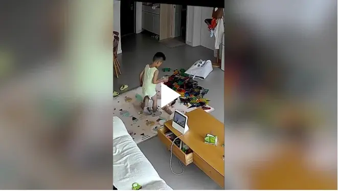 Cứ được con lớn bế là em ss sẽ khóc rất to, người mẹ phát hiện sự thật khi thay đồ cho con