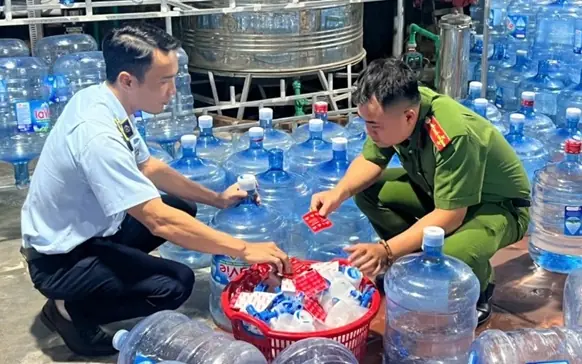 B:ắt đối tượng bán ra thị trường 20.000 bình nước Lavie giả