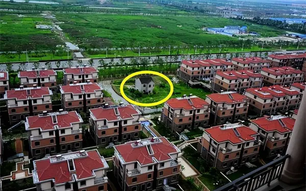 Chủ ngôi nhà cấp 4 từ chối nhận bồi thường 37 tỷ đồng, giờ "mắc kẹt" giữa khu biệt thự tiền tỷ, sống cảnh khó tin