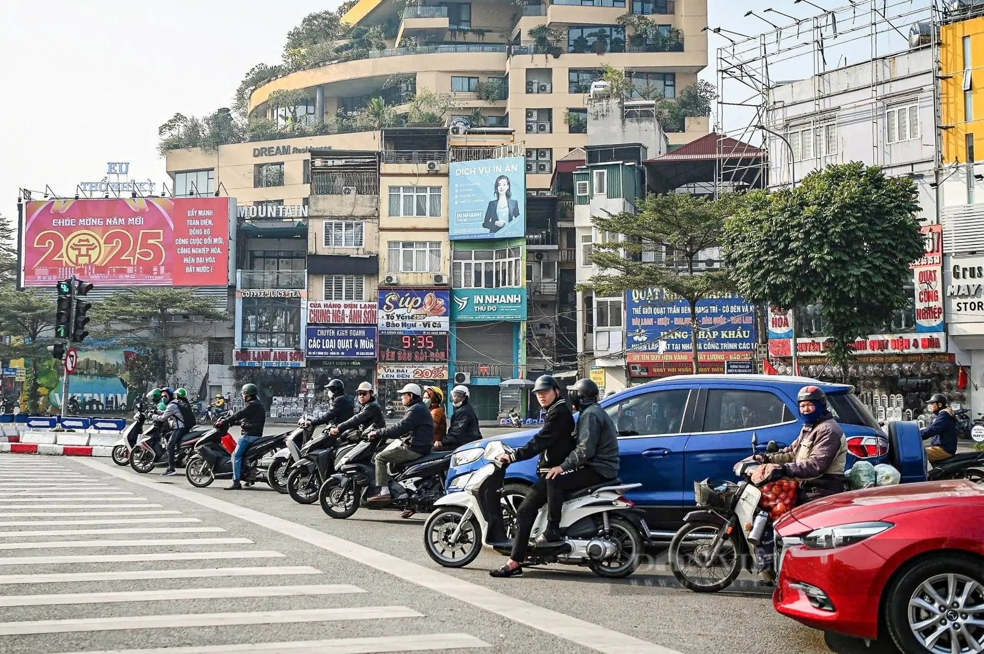 Dừng xe cán vạch bị ph:ạt như vượt đèn đỏ, lo bị ph:ạt oan