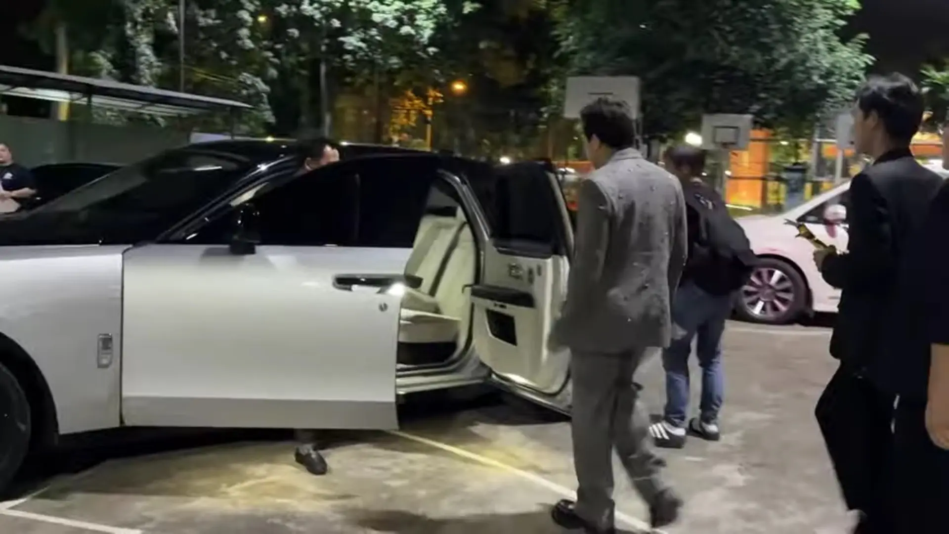 Hiện trường vụ siêu xe Bentley của Trấn Thành gặp tai nạn trong đêm, thiệt hại không hề nhỏ
