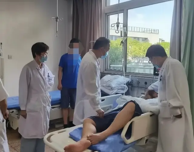 Chàng trai 19 tuổi toàn thân tím tái, ngộ độc suýt ch*t vì loại rau "chống ngán" cực quen trên mâm cơm người Việt