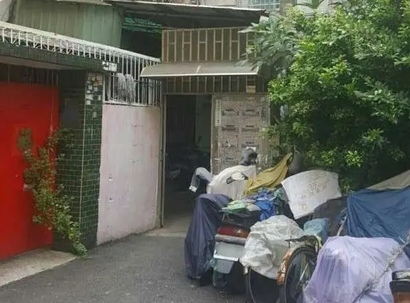 Người mẹ kh:óa cửa để con 4 tháng ở nhà m:ột m:ình rồi đi chơi suốt 1 tuần mới về