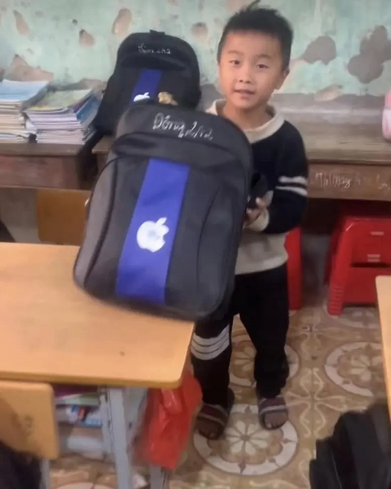 Bé trai vùng cao vác món quà 3kg đến trường tặng cô giáo, ai nhìn cũng "tan chảy" vì quá đáng yêu