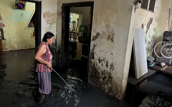 Ngôi nhà "đáng thương" giữa trung tâm Hà Nội: Gần 10 năm, cứ mưa là nhà ngập nước cống đen ngòm