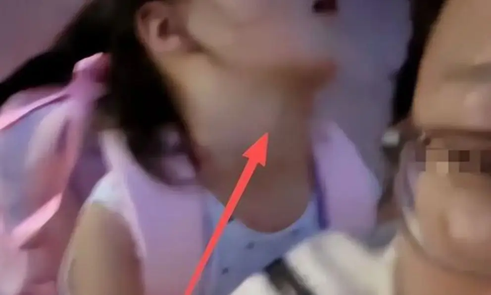 "Mẹ lái xe chở con thêm vài vòng nữa nhé" - Người mẹ đau thắt lòng khi biết lý do con chưa muốn về nhà