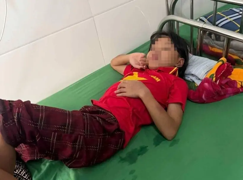 Vụ bé gái lớp 5 thươg tích khắp người, nghi bị bố dượng đ ánh: Người mẹ đang ở đâu?
