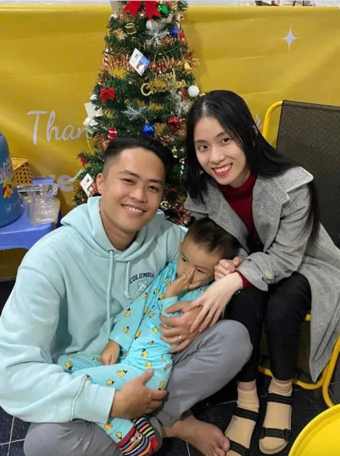 Xúc động nụ hôn người mẹ trẻ trao con trai trước khi hôn mê sâu