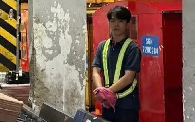 B:ắ:t nhân viên sân bay lục lọi lấy tr:ộm 50 triệu đồng trong hành lý ký gửi của hành khách