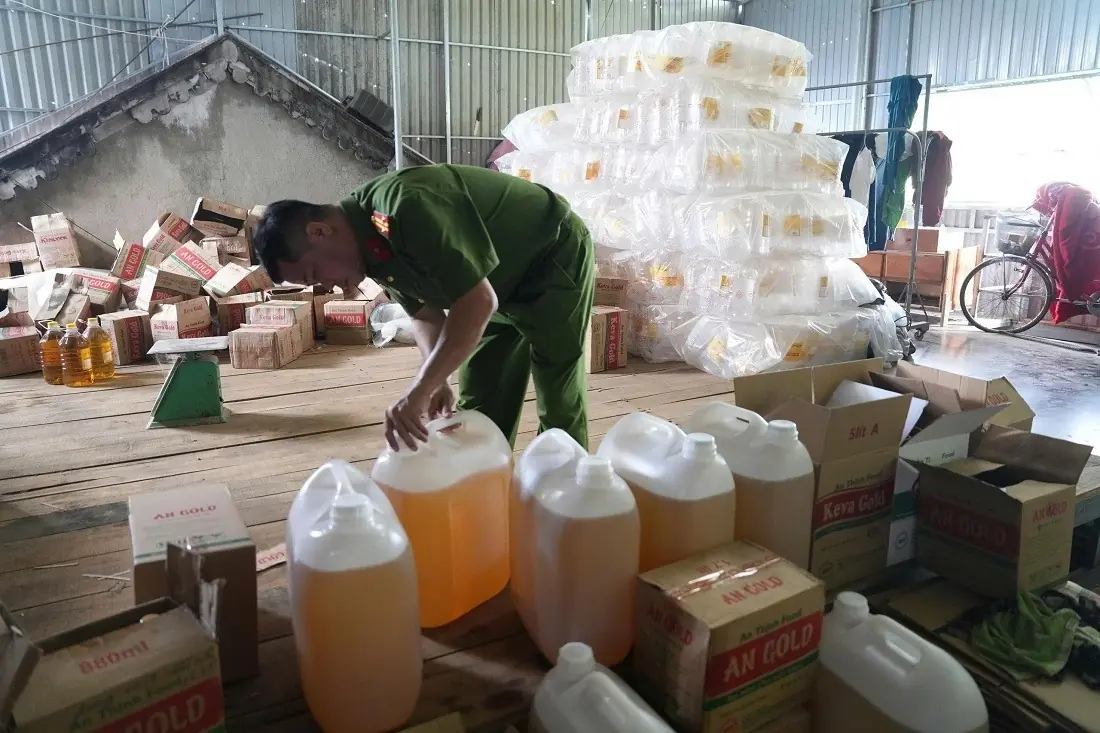 Cận cảnh xưởng sản xuất dầu ăn giả ở Nghệ An: Đã bán 2,7 triệu lít khắp các tỉnh, thu lợi 75 tỷ đồng