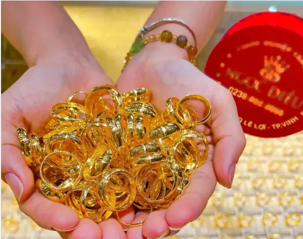 Giá vàng giảm sốc 5 triệu, nhiều người lỗ gần 10 triệu đồng/lượng sau 1 ngày