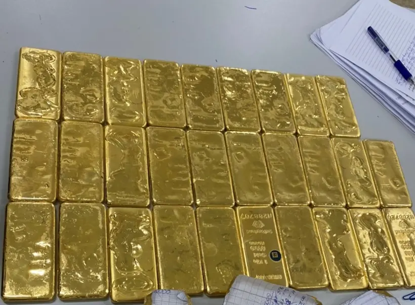 Khách vội bán vàng khi giá giảm kỷ lục, 'cò' lập tức thu mua sạch