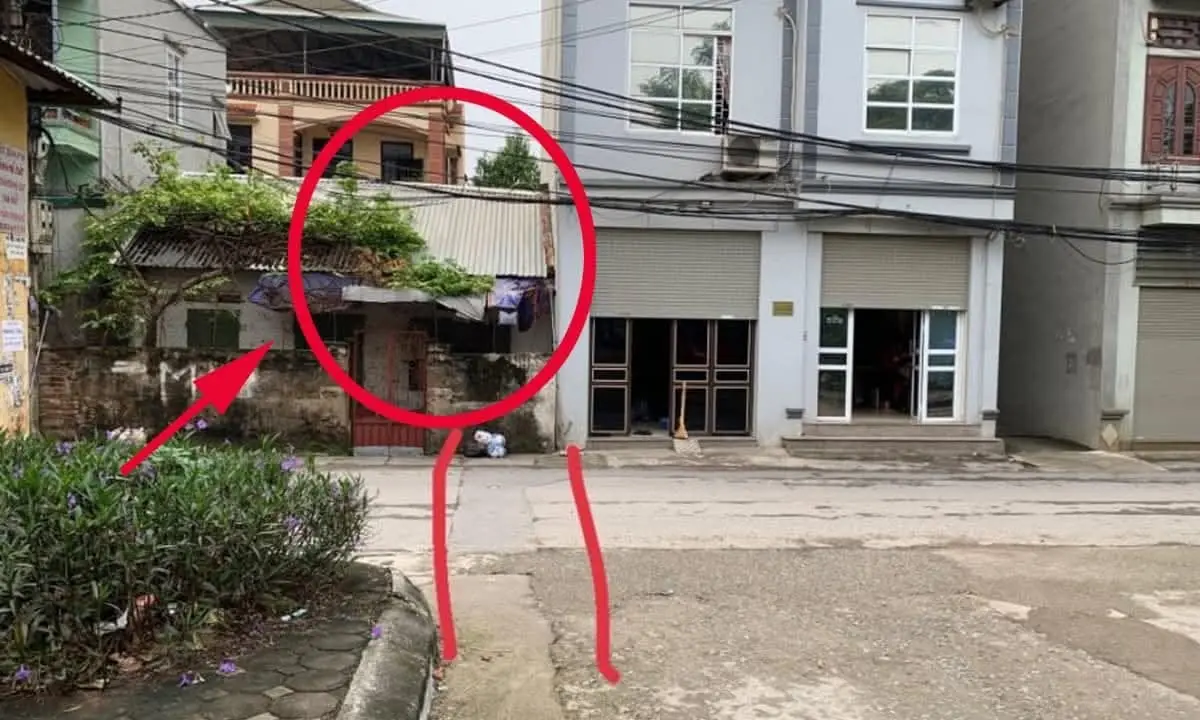 Ông bà có câu: ”Trước cửa nhà có tam xung thì mất người, mất cả tiiền bạc”, vậy tam xung ở đây là gì?