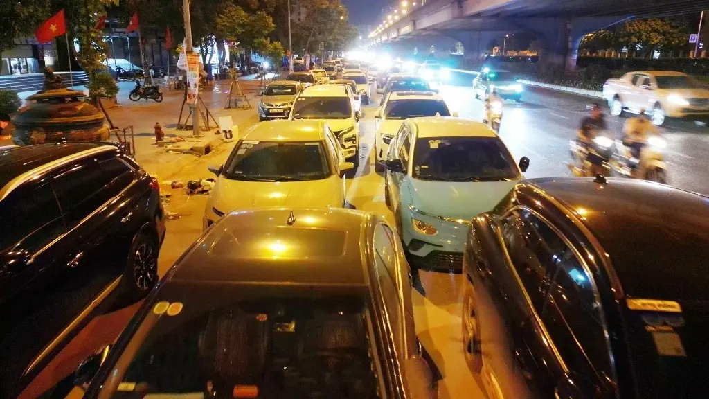 Cận cảnh tuyến đường được Trưởng Phòng CSGT Hà Nội nói ‘về đêm là thành bãi xe khổng lồ’