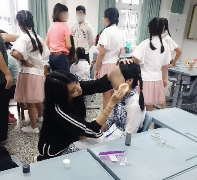 Hot mom nổi tiếng đến trường trang điểm cho con diễn văn nghệ, gây phản cảm vì diện đồ quá hở hang