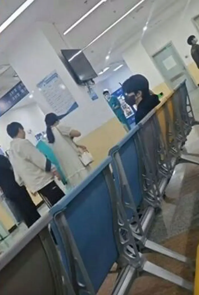 Nam diễn viên nổi tiếng bị đèn rơi thẳng vào người khi đang đóng phim