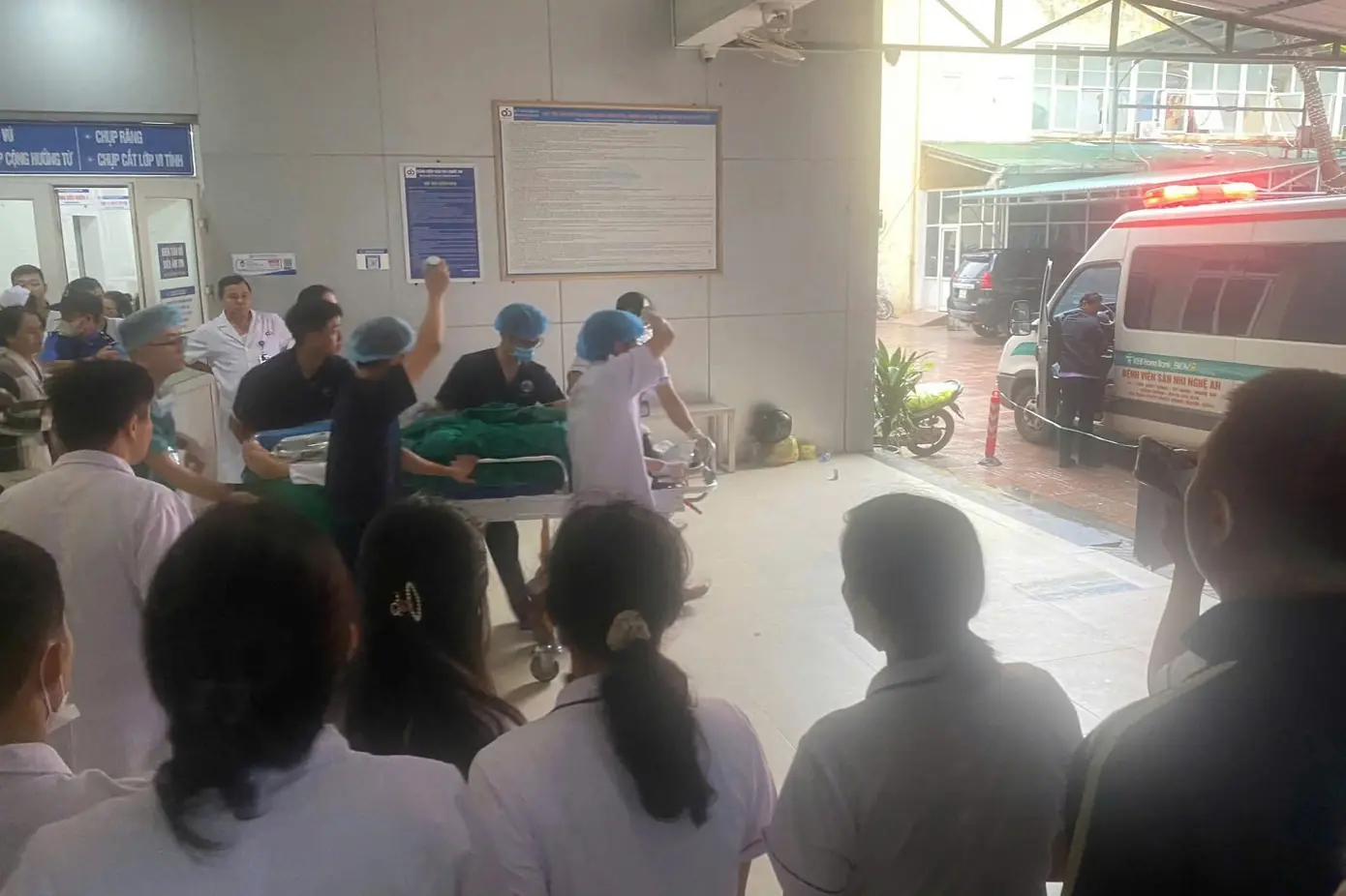 Nóng: Xác minh thông tin hai nhân viên y tế Bệnh viện Sản nhi Nghệ An bị người nhà bệnh nhân nhốt rồi tấn côg bị thương