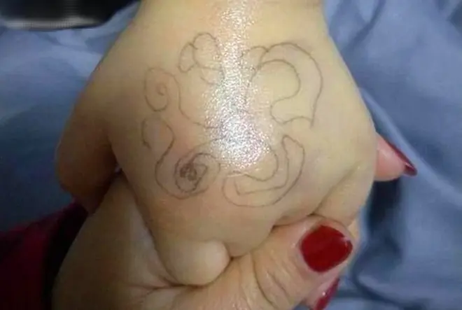 Con gái mừng rỡ khi được "giáo viên" vẽ ký hiệu lạ trên tay, nhưng vừa nhìn thấy bà mẹ lập tức báo cảnh sát