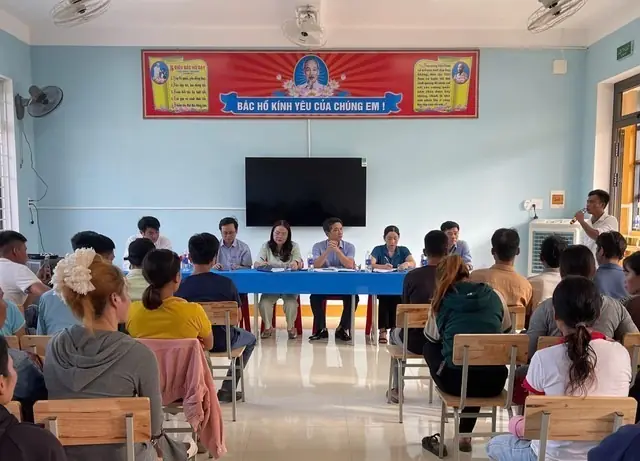 Phó hiệu trưởng bị đình chỉ bất ngờ trở lại trường, học sinh hô vang “Cô Huế về đi!”