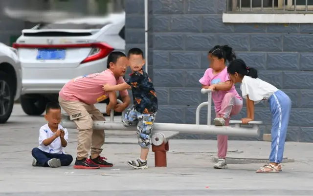 Con gái mừng rỡ khi được "giáo viên" vẽ ký hiệu lạ trên tay, nhưng vừa nhìn thấy bà mẹ lập tức báo cảnh sát