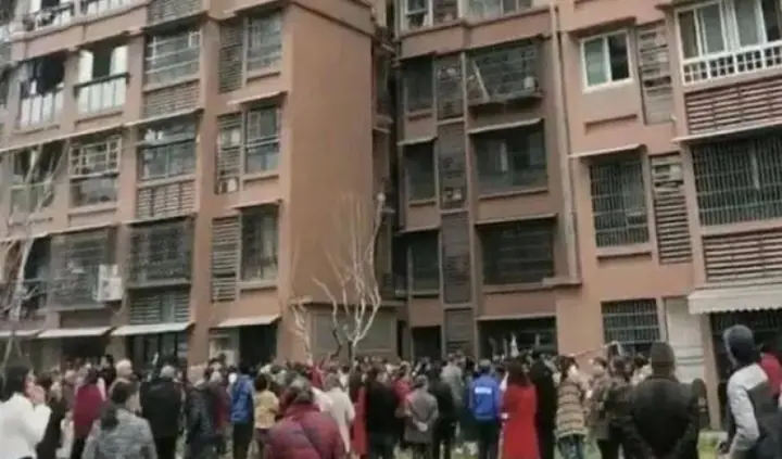 Bé gái 3 tuổi ở một mình rơi từ tầng 11: Bố mẹ đi làm, ông bà đi chơi