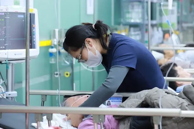 Đề xuất chính sách về chế độ, tiền lương và phụ cấp cho nhân viên y tế